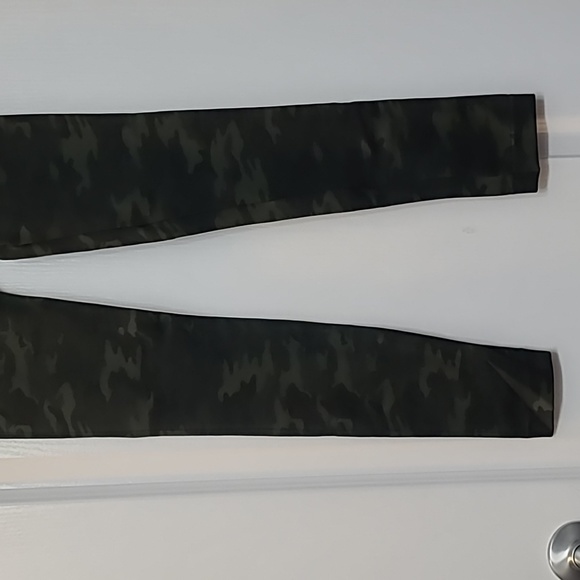 Medium Spanx Look at Me Now green camo leggings - Picture 4 of 9